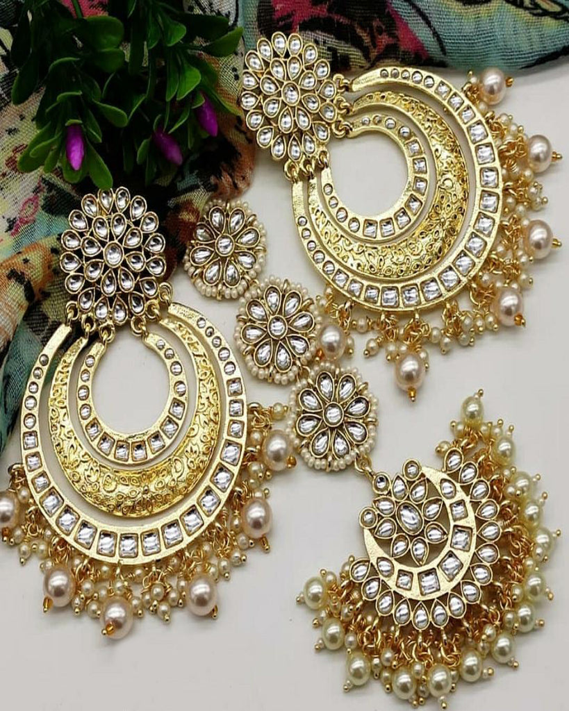 Golden Base Party Wear Ladies Brass Earring Maang Tikka Set